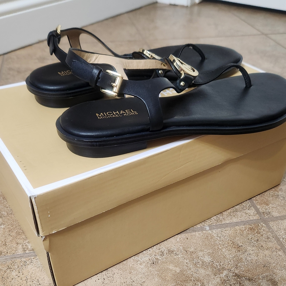 Michael Kors Lee Thong Leather Sandals - Picture 3 of 4
